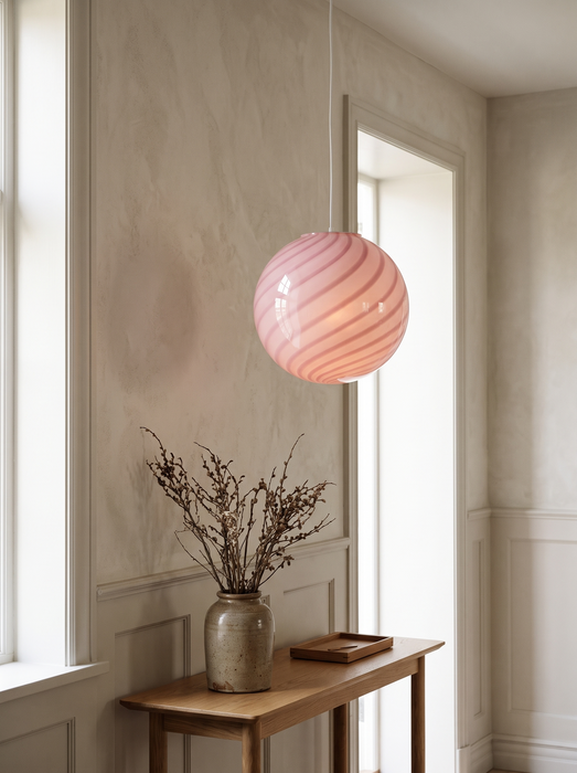 Entryway pendant light above an oak console with dried branches – the pink BO-HA Kaja glass globe.